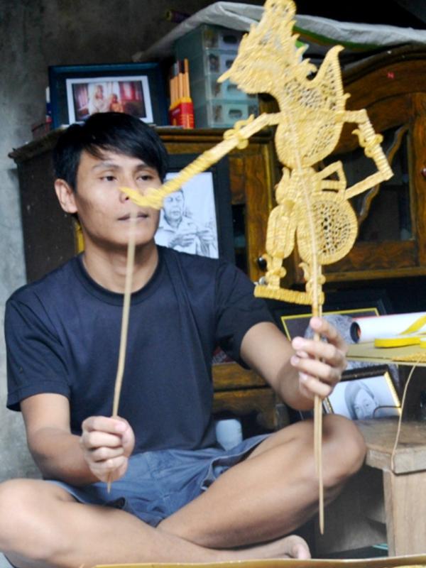 Pengrajin wayang suket, Ikhsanudin. (Foto: Liputan6.com/Muhamad Ridlo)