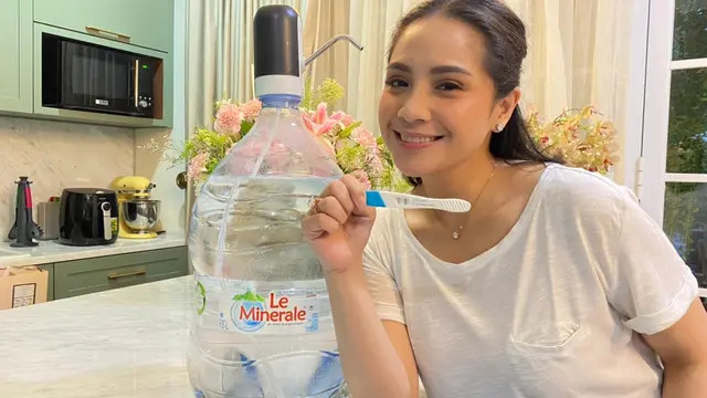 Nagita Slavina menunjukkan test peck