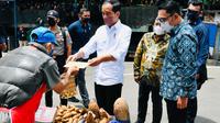 Presiden Jokowi meninjau dan memberikan bantuan tunai untuk pedagang kaki lima dan warung di Pasar Sederhana Kota Bandung, Senin (17/1/2022). (Foto: Biro Pers Sekretariat Presiden)