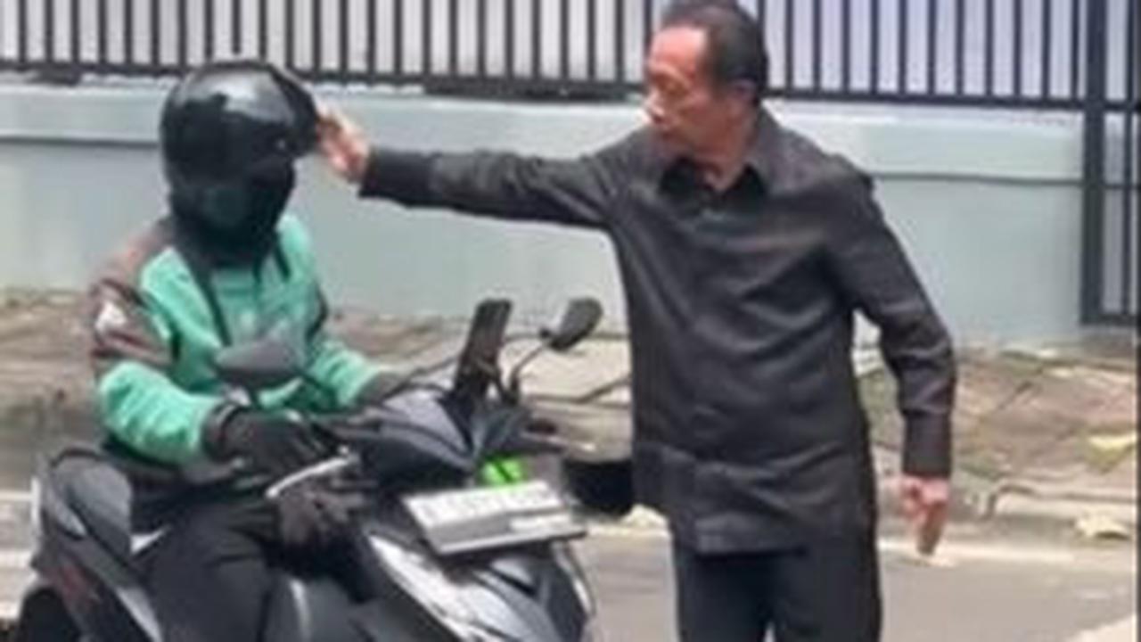Setelah melepas helm yang digunakan, jenderal Kopassus itu sempat menepuk pundak driver ojek online sebelum berlalu.