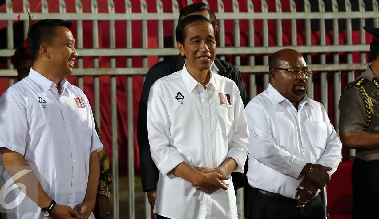 Presiden RI, Joko Widodo (tengah) bersiap menyaksikan dimulainya babak kedua laga Persipura vs Persija di Torabika Soccer Championship presented by IM3 Ooredoo di Stadion Mandala Jayapura,Papua, Jumat (29/4/2016). (Liputan6.com/Helmi Fithriansyah)