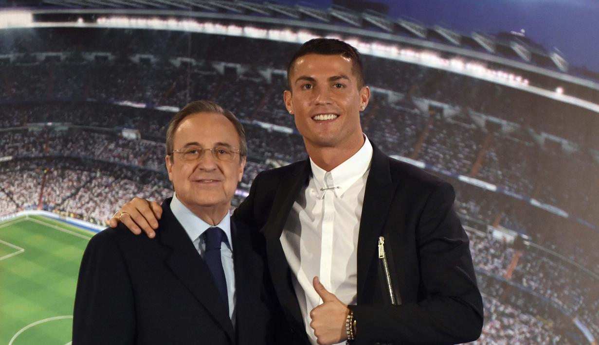 Cristiano Ronaldo (kanan) dan presiden klub, Florentino Perez berpose usai penandatanganan  kontrak baru di  Santiago Bernabeu stadium, Madrid, (7/11/2016). Ronaldo sepakat bersama Real Madrid hingg Juni 2021. (AFP/Gerard Julien)