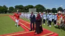 Setibanya di halaman Istana Bogor, Samia disambut oleh Jokowi. Prosesi upacara kenegaraan dimulai dengan mengumandangkan lagu kebangsaan masing-masing negara. (Adek BERRY/AFP)
