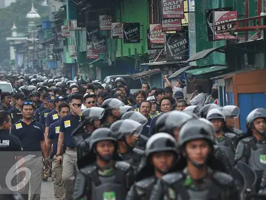 Ribuan aparat gabungan dari Polda Metro Jaya, TNI, Satpol PP saat melakukan operasi Pekat di Kalijodo, Jakarta Utara, Sabtu (20/2). Dalam operasi Pekat, Tito Karnavian mengatakan dia tidak ingin ada korban sama sekali. (Liputan6.com/Faizal Fanani)