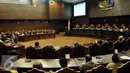 Hakim Mahkamah Konstitusi membacakan putusan gugatan perkara perselisihan hasil Pilkada 2015 di gedung Mahkamah Konstitusi, Jakarta, Senin (18/1/2016). Sidang dilakukan setelah mendengarkan jawaban dari KPU dan pemohon. (Liputan6.com/Helmi Fithriansyah)