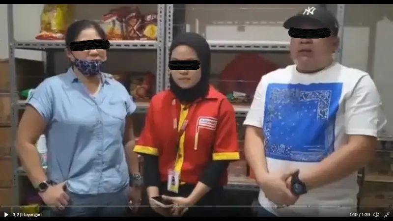 Tangkapan layar video viral karyawati Alfamart meminta maaf ke wanita yang diduga mengutil cokelat di mini marketnya. (Sumber: akun Twitter @zoelfick)