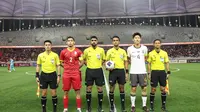 Thoriq Alkatiri (membawa bola) dan Bangbang Syamsudar (paling kanan) memimpin laga di Piala Asia U-20 2025 (Dok. PSSI)