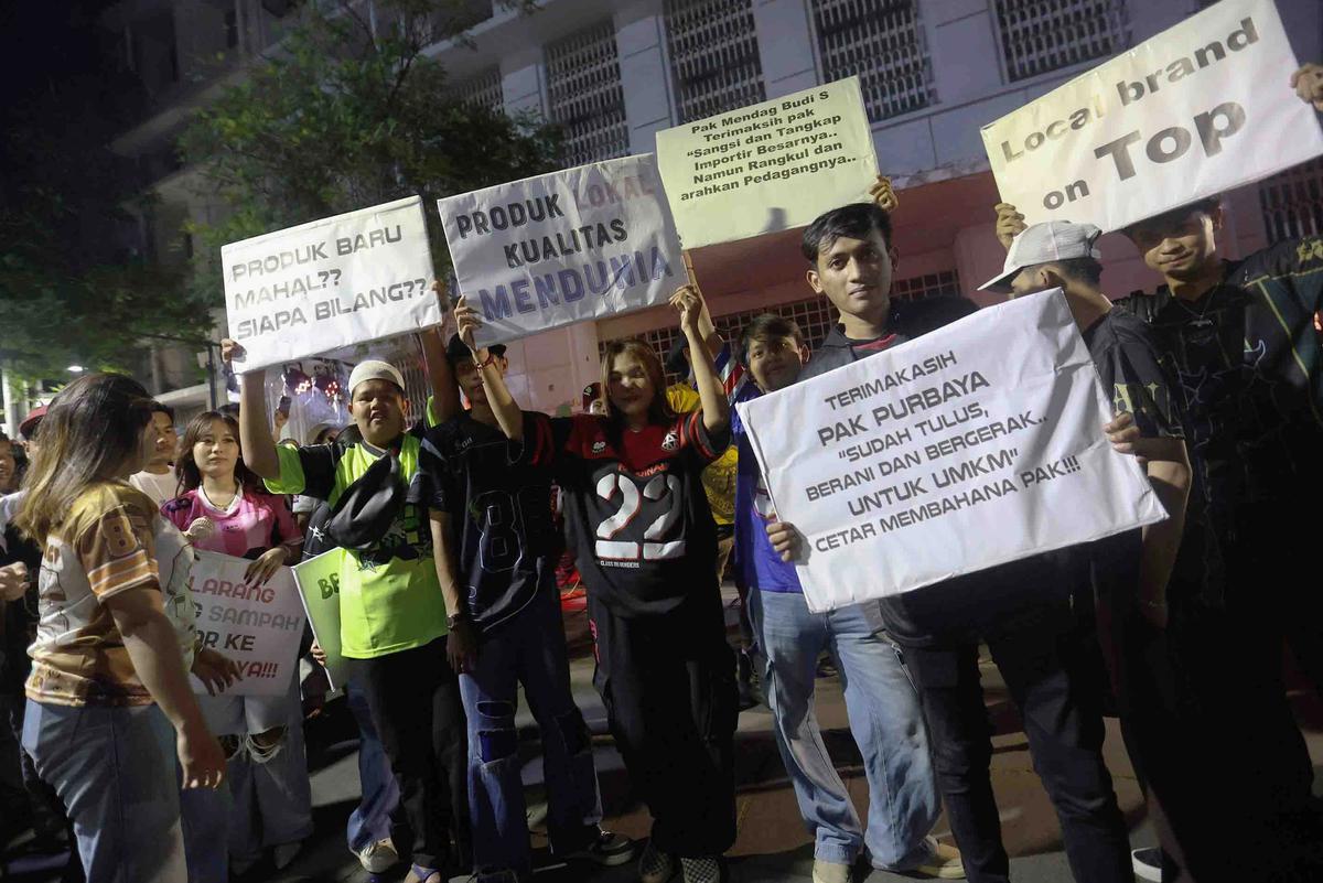 FOTO: Seniman dan Komunitas Rayakan Dukungan bagi UMKM Konveksi Lokal