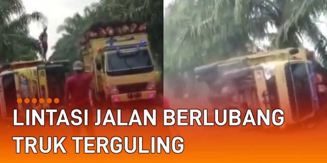 VIDEO: Lintasi Jalanan Berlubang, Truk Pengangkut Sawit Terguling