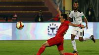 Aksi pemain Timnas Indonesia U-23, Egy Maulana Vikri, kala mengejar bola sembari dikawal kapten Timor Leste, Filomeno Junior, saat kedua tim berhadapan di Grup A sepak bola SEA Games 2021 di Stadion Viet Tri, Phu Tho, Selasa (10/5/2022). (Bola.com/Ikhwan Yanuar Harun)