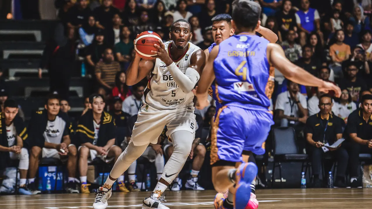 Eks NBA Jordan Adams menjadi bintang kemenangan Dewa United atas Satria Muda pada laga awal IBL 2024