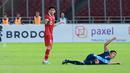 Pemain Guatemala, Julio Garcia Ramirez, terjatuh saat melawan Timnas Indonesia U-20 pada laga turnamen mini di Stadion Utama Gelora Bung Karno (SUGBK), Selasa (21/2/2023). Indonesia takluk 0-1 dari Guatemala. (Bola.com/M Iqbal Ichsan)
