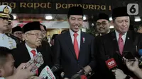 Joko Widodo atau Jokowi (tengah) didampingi Ma'ruf Amin (kiri) dan Ketua MPR Bambang Soesatyo (kanan) memberikan keterangan kepada awak media usai dilantik sebagai Presiden dan Wakil Presiden RI periode 2019-2024 di Gedung Nusantara, Jakarta, Minggu (20/10/2019). (merdeka.com/Iqbal Nugroho)