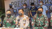Pelaku penusukan anggota TNI  diperlihatan saat press release di Polres Metro Depok.(Liputan6.com/Dicky Agung Prihanto).