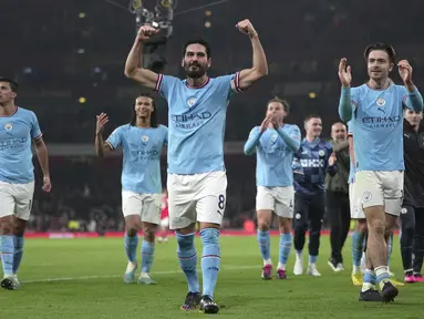 Pemain Manchester City merayakan kemenangan timnya setelah berhasil mengalahkan Arsenal dengan skor 3-1 pada laga pekan ke-23 Liga Inggris 2022/2023 yang berlangsung di Emirates Stadium, London, Kamis (16/02/2023) WIB. Kemenangan tersebut berhasil membuat The Cityzens memuncaki klasemen liga dengan raihan 51 poin. (AP Photo/Kin Cheung)