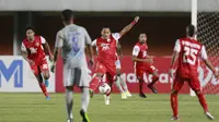 Bek Persija Jakarta, Tony Sucipto (di tengah), beraksi dalam duel leg pertama final Piala Menpora 2021 melawan mantan klubnya, Persib Bandung di Stadion Maguwoharjo, Sleman, Kamis (22/4/2021). (Bola.com/Muhammad Iqbal Ichsan)