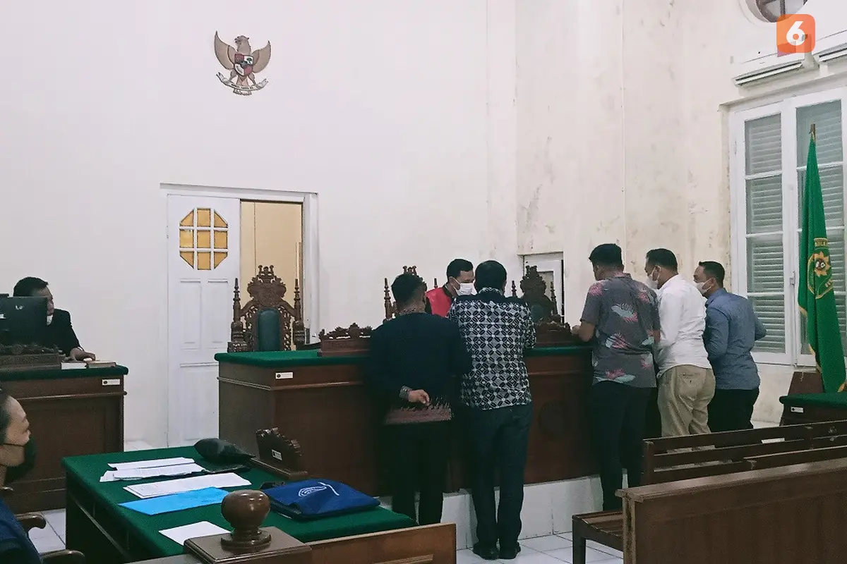 Istri tersangka dugaan penipuan dan penggelapan gugat praperadilan Polres Pelabuhan Makassar di Pengadilan Negeri Makassar (Liputan6.com/ Eka Hakim)