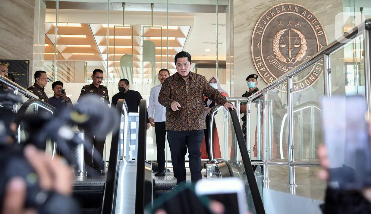 Menteri BUMN Erick Thohir usai menyampaikan keterangan dalam pertemuan dengan Jaksa Agung ST Burhanuddin terkait penyerahan pengelolaan aset perkara Jiwasraya dan Asabri dari Kejaksaan Agung kepada Kementerian BUMN di Gedung Kejaksaan Agung, Jakarta, Senin (6/3/2023). Dalam pertemuan tersebut, Erick Thohir mengungkapkan ada penemuan kasus baru untuk diproses dan diselidiki oleh Kejaksaan Agung. (Liputan6.com/Faizal Fanani)