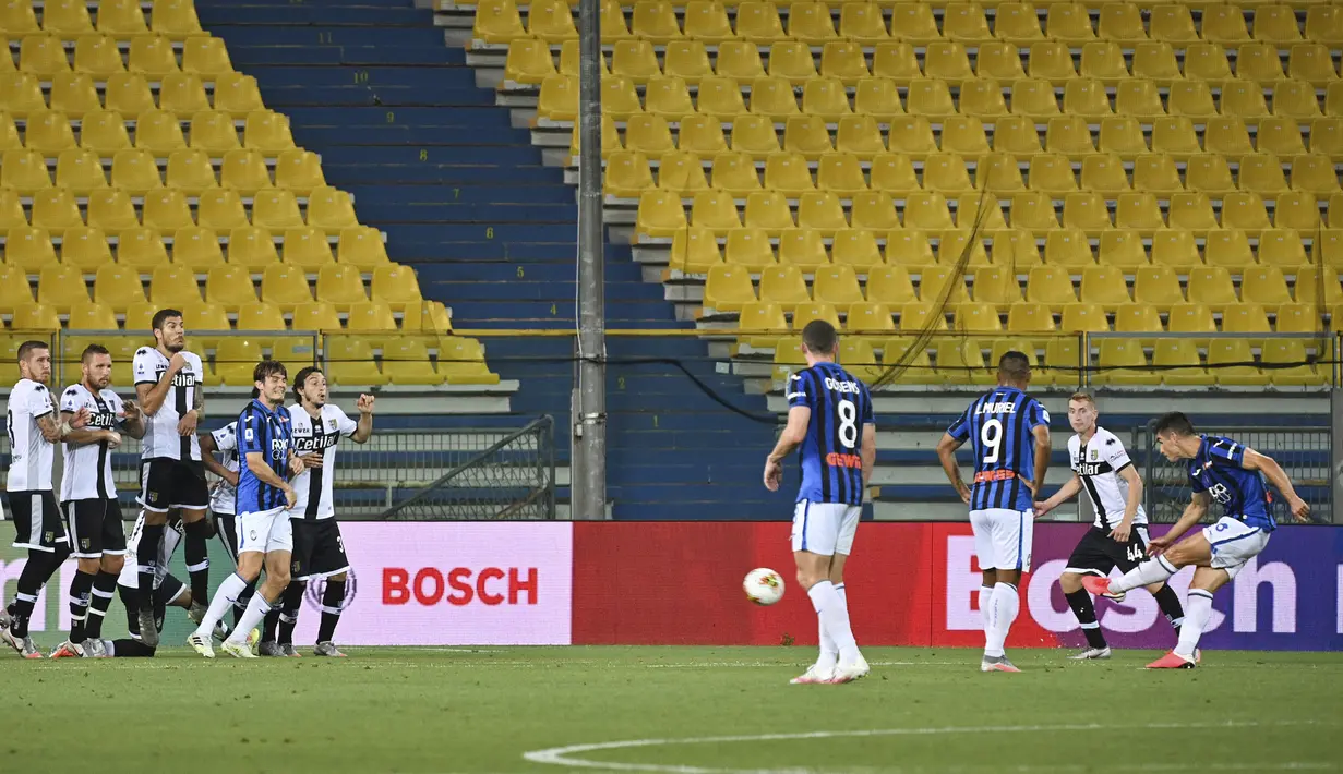 Gelandang Atalanta, Ruslan Malinovskyi, melepaskan tendangan ke arah gawang Parma pada laga lanjutan Serie A di Stadio Ennio Tardini, Rabu (29/7/2020) dini hari WIB. Atalanta menang 2-1 atas Parma. (Massimo Paolone/LaPresse via AP)