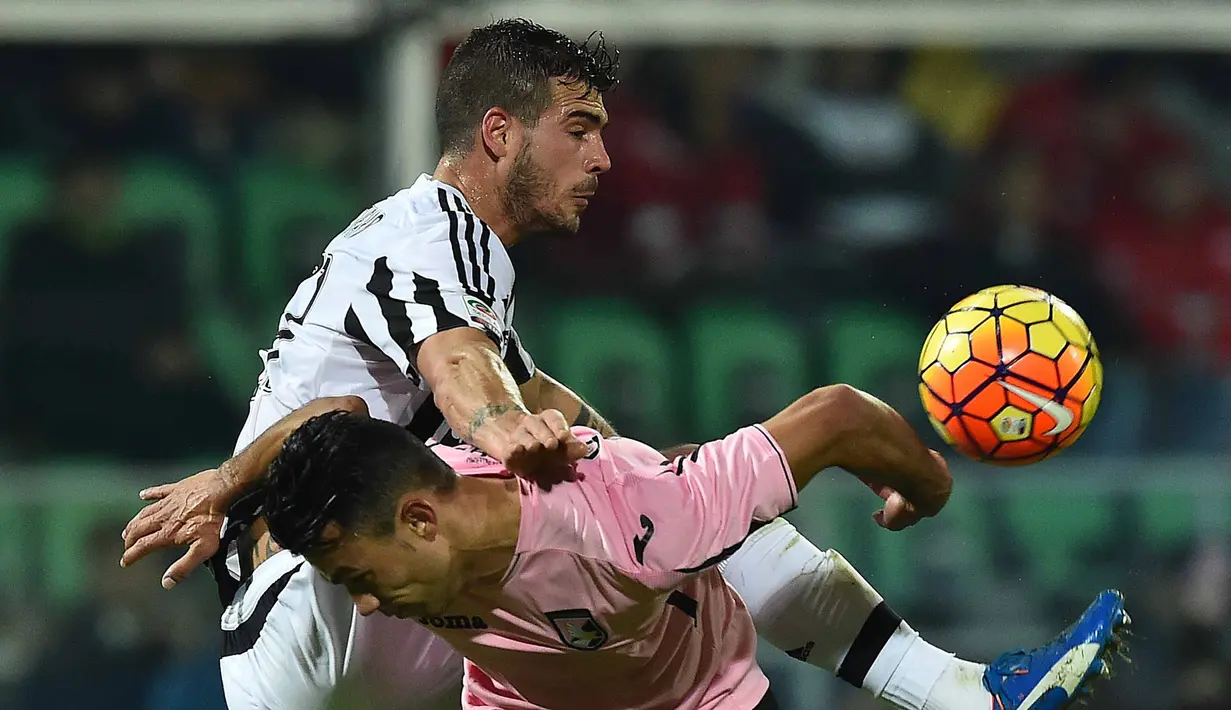 Pemain Juventus, Stefano Sturaro (kiri)  berebut bola dengan pemain Palermo, Giancarlo Gonzalez  pada laga lanjutan Liga Italia Serie A  di Stadion Renzo Barbera, Palermo, Senin (30/11/2015) dini hari WIB .  (AFP Photo/Gabriel Bouys)