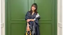 Padu padan outfit menarik ala Ayu Dewi. Atasan biru navy bersiluet kimono oversized, dipadunya dengan wide-leg jeans, dan handbag berwarna kontras, namun serasi. [Foto: Instagram/mrsayudewi]