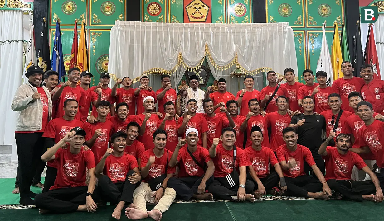 Skuad Malut United berfoto bersama Sultan Tidore, H. Husain Syah dalam acara jamuan buka puasa bersama merayakan keberhasilan Malut United promosi ke Liga 1 2024/2025 usai menempati peringkat ketiga Pegadaian Liga 2 2023/2024 di Istana Kesultanan Tidore, Maluku Utara, Jumat (15/3/2024) malam WIT. (Bola.com/Hery Kurniawan)