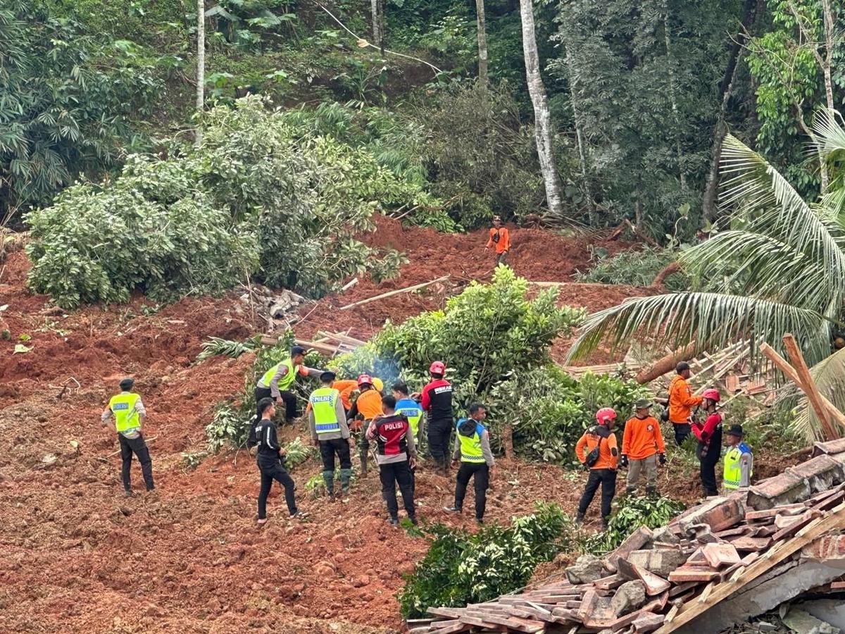 FOTO: Operasi SAR Longsor Majenang Terus Diperkuat, 20 Warga Masih Dalam Pencarian