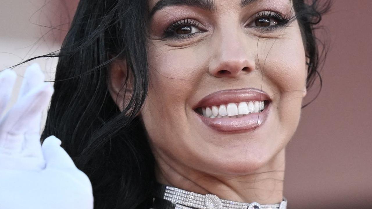 Dengan rambut coklatnya yang tergerai dan kalung choker perak menambah aura kecantikannya semakin terpancar.