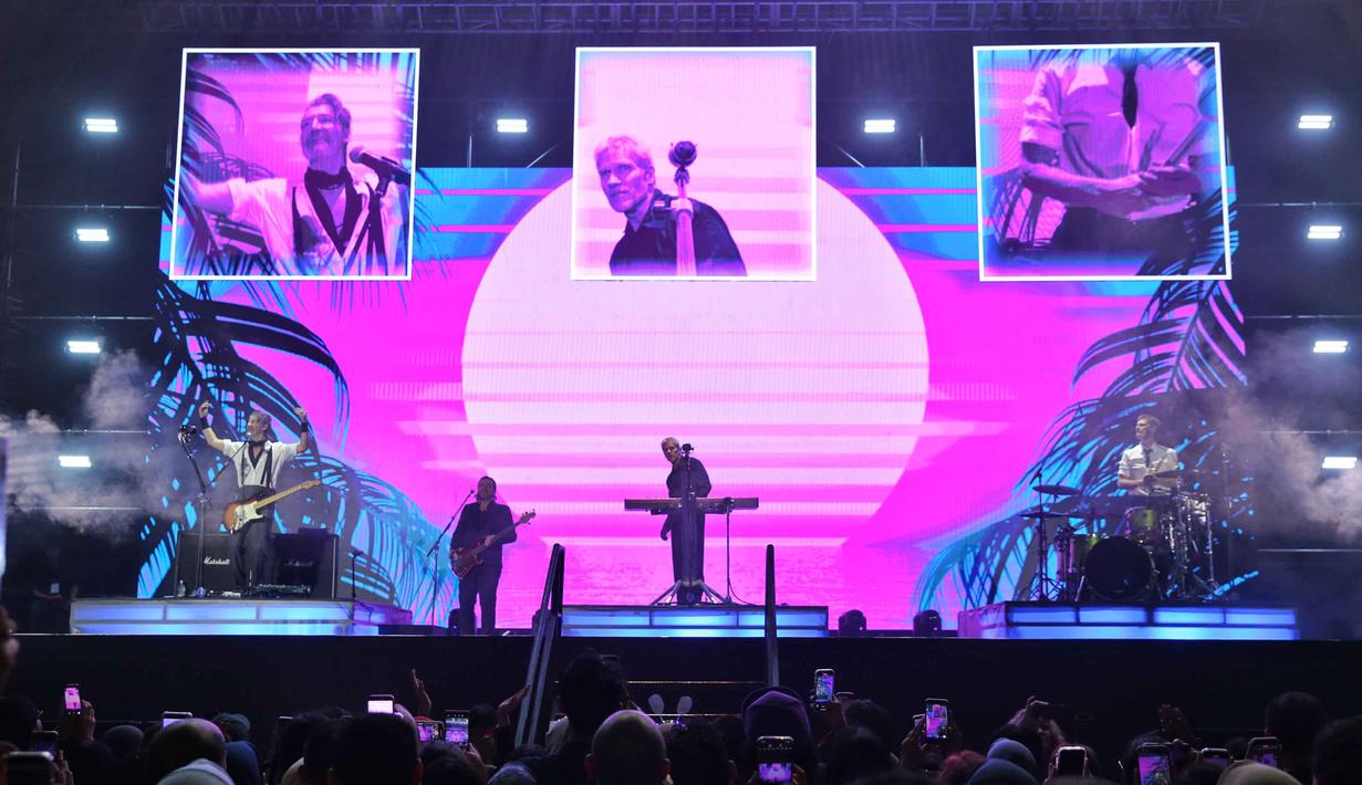 Penampilan grup band asal Denmark, Michael Learns to Rock di konser 90's Intimate 2nd Edition di Istora Senayan, Jakarta, Sabtu (7/2/2026). (Fimela.com/Adrian Putra)