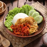 Lalap Platter: Mindful Eating ala Makanan Rumahan yang Sehat./Copyright depositphotos.com/rickyherawan84