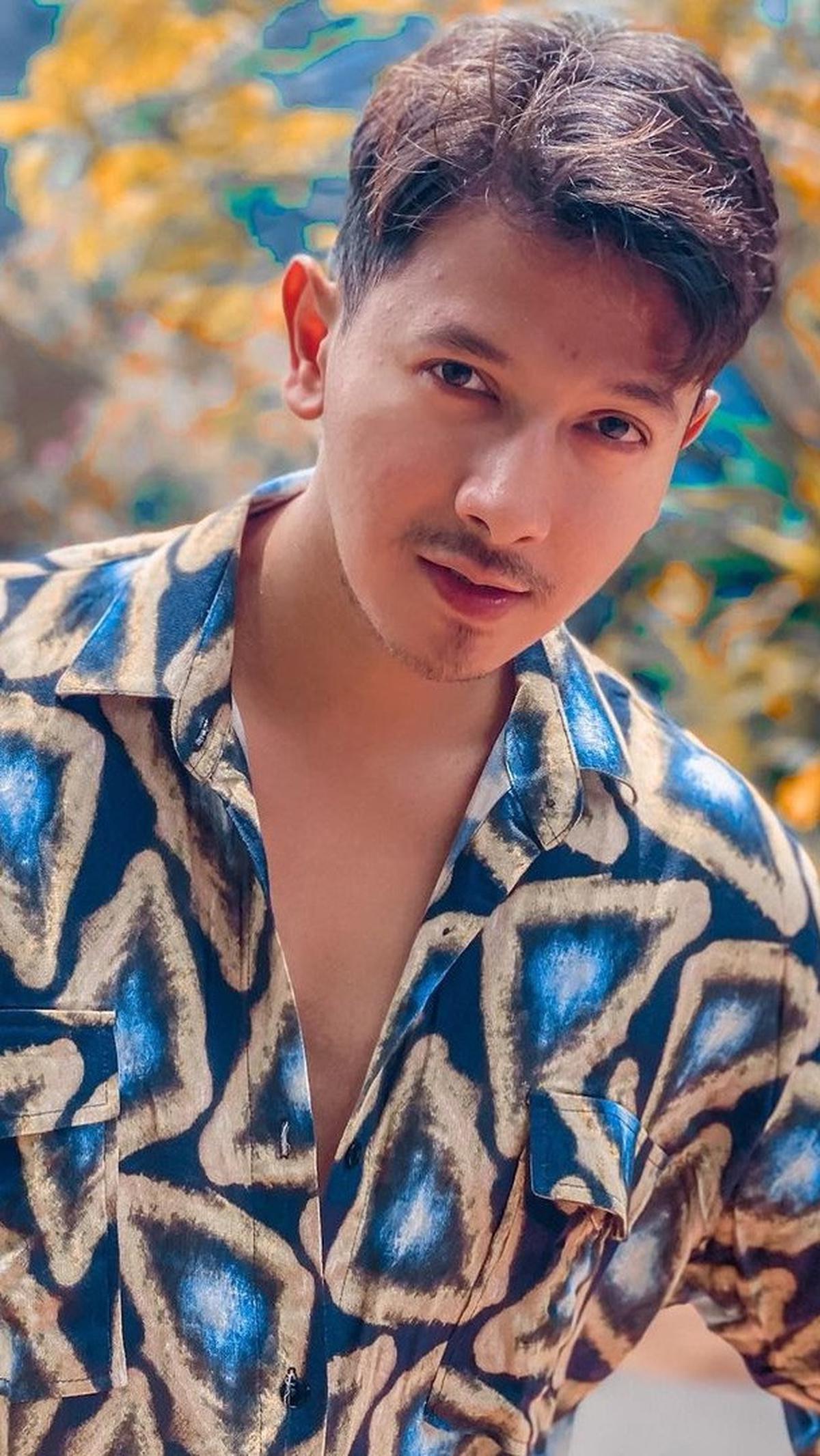 Sonny kini kerap tampil dengan kemeja bercorak. Ia memilih gaya rambut pendek.