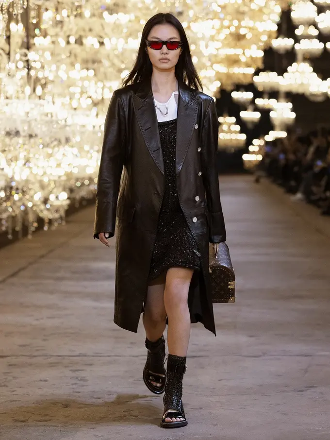 Gaya Gothic hingga Check Pattern Bakal Jadi Tren Fashion 2022