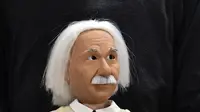 Robot berwajah Profesor Albert Einstein di Consumer Electronic Show (CES) 2017 di Las Vegas, Nevada, AS (5/1). Uniknya robot ini dapat mengajarkan berbagai ilmu matematika dan mata pelajaran yang lainnya. (AFP Photo/ Frederic J. Brown)