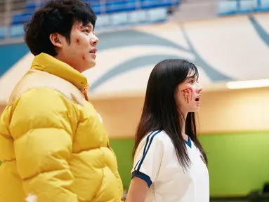 Ini adalah potongan adegan dibalik layar drakor Moving episode 17, di mana Jang Hui Soo dan Kim Bong Seok dikejar oleh agen Korea Utara. (Foto: Instagram/ goyounjung)