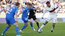 Pemain Timnas Portugal, Cristiano Ronaldo (kiri), berusaha melwati hadangan dua pemain Islandia dalam pertandingan lanjutan grup J Kualifikasi Euro 2024 yang berlangsung di Laugardalsvollur, Reykjavik, Rabu (21/6/2023) dini hari WIB. Pertandingan ini merupakan penampilan CR7 yang ke-200 bersama Portugal. (AP Photo/Arni Torfason)