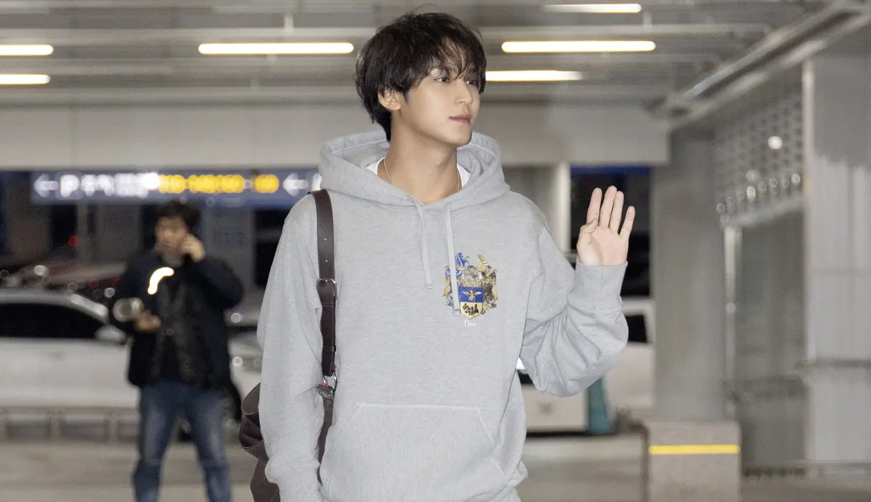 Usai konser di Singapura, Mingyu Seventeen bersiap untuk hadiri show Dior di Bangkok [Dior]