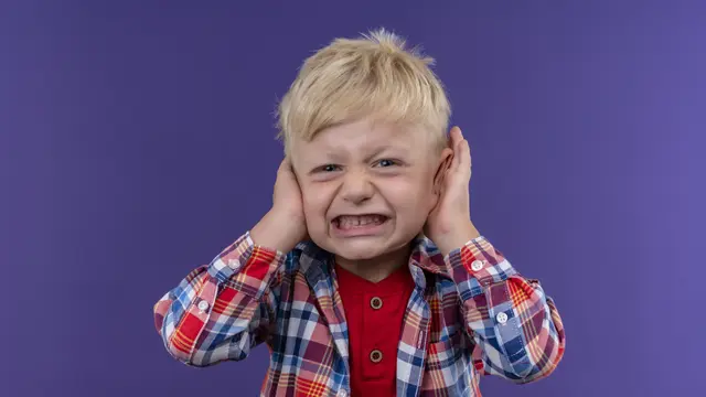 Seorang anak laki-laki sedang marah dan menutup kedua telinganya menggunakan tangan (Foto Dok: Freepik/stockking)
