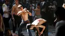 Sejumlah remaja dirinya sendiri dengan rantai selama peringatan Asyura di Kabul, Afghanistan, Rabu (21/10/2015). Ini merupakan acara terbesar dalam kalender Islam Syiah. (REUTERS/Mohammad Ismail)