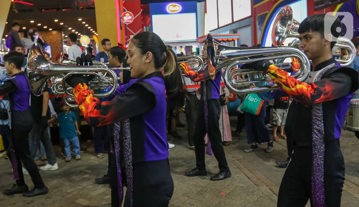 Pengunjung melihat parade karnaval pada Jakarta Fair ke-53 atau Pekan Raya Jakarta (PRJ) di JiExpo Kemayoran, Jakarta Pusat, Selasa (21/6/2022) malam. Adapun kegiatan ini dilaksanakan dalam rangka menyambut Hari Ulang Tahun (HUT) ke-495 Jakarta yang jatuh pada Rabu, 22 Juni 2022. (Liputan6.com/Herman Zakharia)
