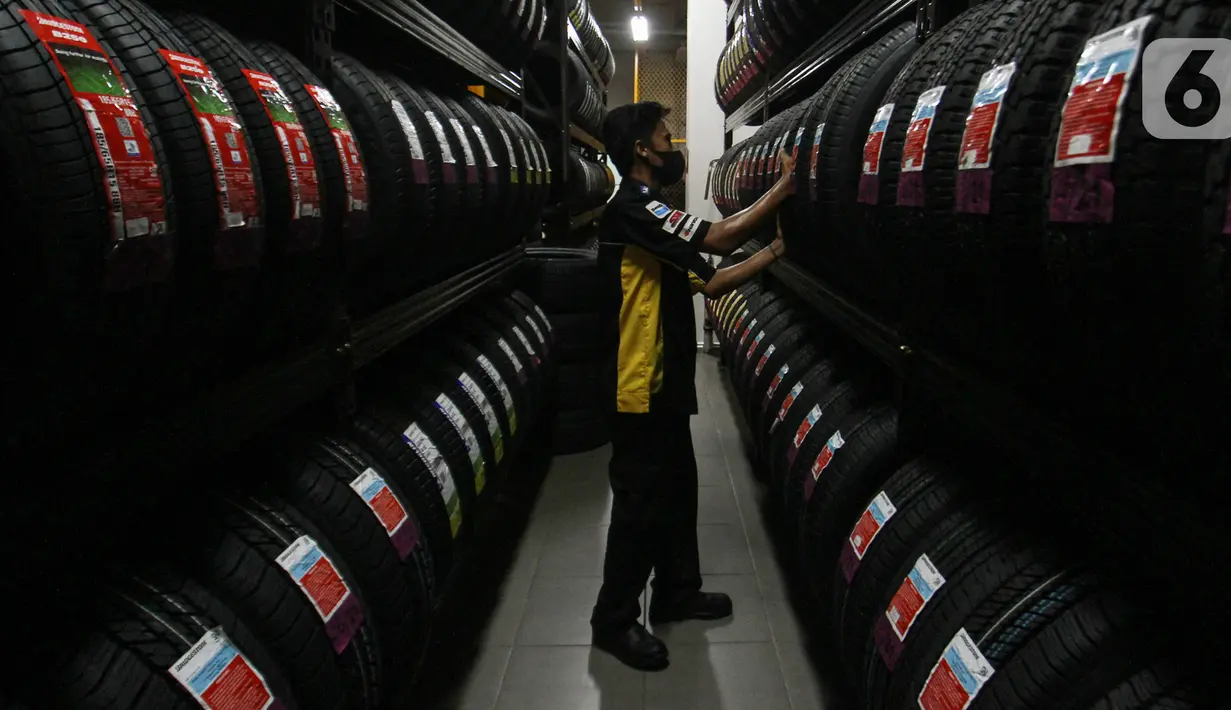 Teknisi memilih ban mobil di B-Quik Pluit Village, Jakarta, Kamis (29/04/2021). B-Quik akan beroperasi di sejumlah mal yang dikelola oleh LMI agar memudahan pengunjung bisa melakukan perbaikan sambil berbelanja. (Liputan6.com/Fery Pradolo)