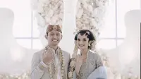 Pernikahan pasangan itu berlangsung sakral dengan mengusung serangkaian prosesi adat Jawa.  Begitu pula dengan busana yang dikenakan Belva Devara dan Sabrina Anggraini yang tampil menawan berbalut busana adat Jawa. (Instagram/belvadevara).