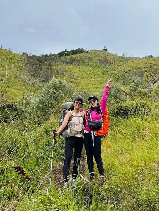 Febby Rastanty baru-baru ini melakukan pendakian ke Gunung Merbabu, Jawa Tengah. Eks personel BLINK ini Mengenakan berbagai atribut dan perlengkapan yang sesuai untuk naik gunung, Febby bahkan berhasil melaluinya tanpa bantuan seorang porter sekalipun. (Instagram/febyraastanty)
