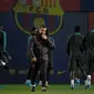 Pelatih Barcelona Ernesto Valverde (tengah) saat melatih anak asuhnya jelang menghadapi Borussia Dortmund pada pertandingan Grup F Liga Champions di Sant Joan Despi, Spanyol, Selasa (26/11/2019). Barcelona mengincar kemenangan demi memastikan tiket 16 besar lebih awal. (LLUIS GENE/AFP)