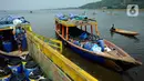 Petani melakukan bongkar muat hasil panen ikan bawal air tawar yang akan dibawa ke Pasar Ikan Muara Angke Jakarta dari Waduk Cirata di kawasan Desa Gudang, Cikalong Kulon, Cianjur, Jawa Barat, Senin (29/8/2022). Sejumlah petani ikan air tawar di kawasan Waduk Cirata sudah lebih dari dua bulan menjerit karena kenaikan harga pakan ikan dari Rp 8.500/kg menjadi Rp 10.500/kg sementara harga ikan bawal konstan Rp 14.500/kg di tingkat petani. (merdeka.com/Arie Basuki)