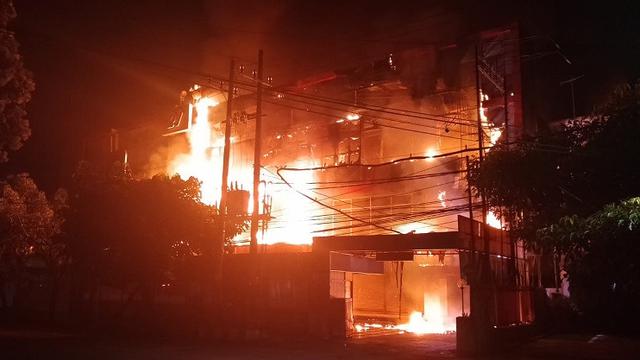 Mal Malang Plaza yang berlokasi di Jalan KH Agus Salim 28, Malang, kebakaran pada dini hari Selasa, (2/5/2023). (Foto: Pemkot Malang)