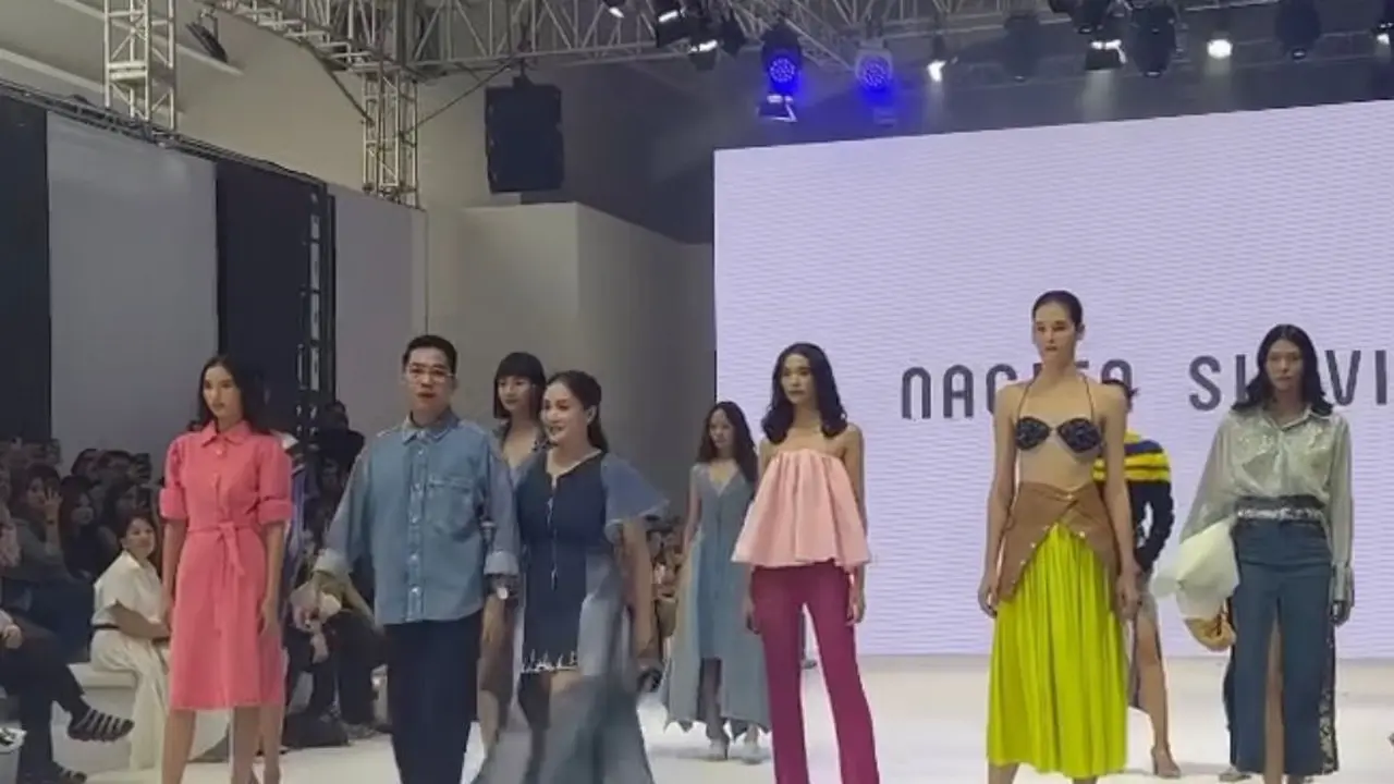 Nagita Slavina unjuk gigi sebagai desainer di ajang JFW 2024