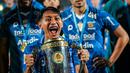 Gelandang muda Persib Bandung berusia 22 tahun, Beckham Putra Nugraha bahagia setelah meraih gelar juara BRI Liga 1 2023/2024, apalagi ia juga turut menyumbang satu gol dalam kemenangan 3-1 atas Madura United pada laga final leg kedua, Jumat (31/5/2024). Medali juara di level senior ini terasa lengkap karena ia sebelumnya juga sukses di level kelompok umur U-16 dan U-19 dengan trofi juara bersama Persib Bandung. (Bola.com/Bagaskara Lazuardi)