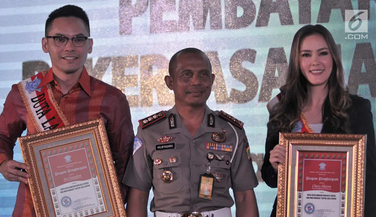 Direktur Lalu Lintas Polda Metro Jaya Kombes Pol Halim Pagarra foto bersama Ben Kasyafani dan Cathy Sharon yang dinobatkan sebagai Duta Lalu Lintas saat peresmian Samsat Digital dan Pembayaran Non Tunai, Jakarta, Senin (26/3). (Merdeka.com/Iqbal Nugroho)