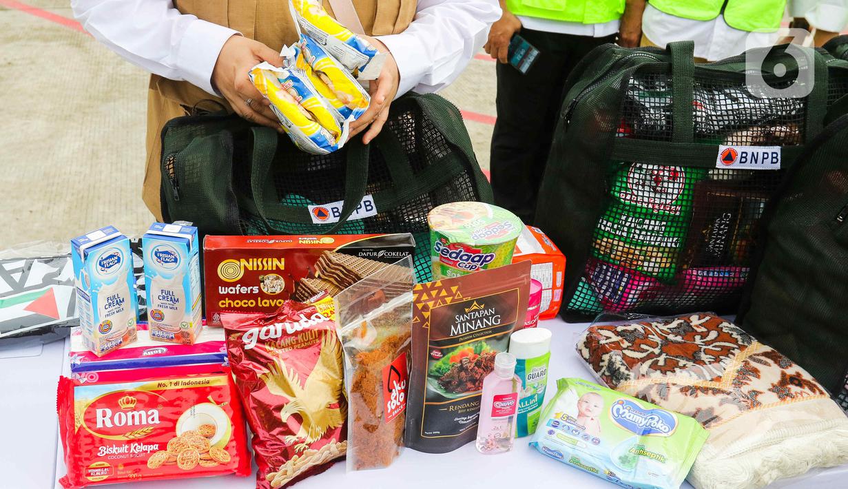 Paket bantuan berupa obat obatan dan fasilitas kesehatan dilepas dari Pangkalan TNI AU Lanud Halim Perdanakusuma oleh Presiden Joko Widodo. (Liputan6.com/Herman Zakharia)