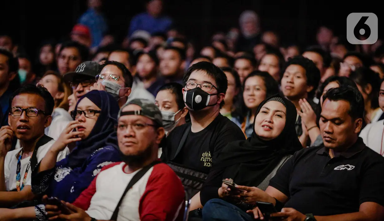 Sejumlah pengunjung menggunakan masker saat menyaksikan Java Jazz Festival 2020 di JIExpo Kemayoran, Jakarta, Jumat (28/2/2020). Promotor meminta penonton memakai masker saat menghadiri Java Jazz Festival 2020 untuk mengantisipasi penyebaran virus corona. (Liputan6.com/Faizal Fanani)
